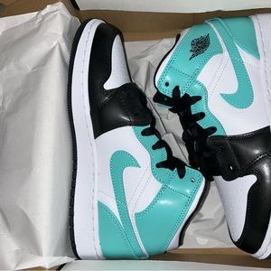 Air Jordan 1 Mid “ Tropical Twist “ ( GS ) Boys Size 4Y.
